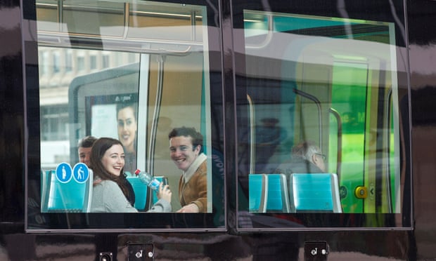 Pasajeros dentro de un tranvía como Luxemburgo