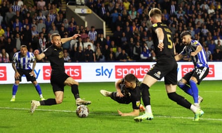 Callum Paterson marque le cinquième but de Sheffield Wednesday pour amener l'égalité aux tirs au but.