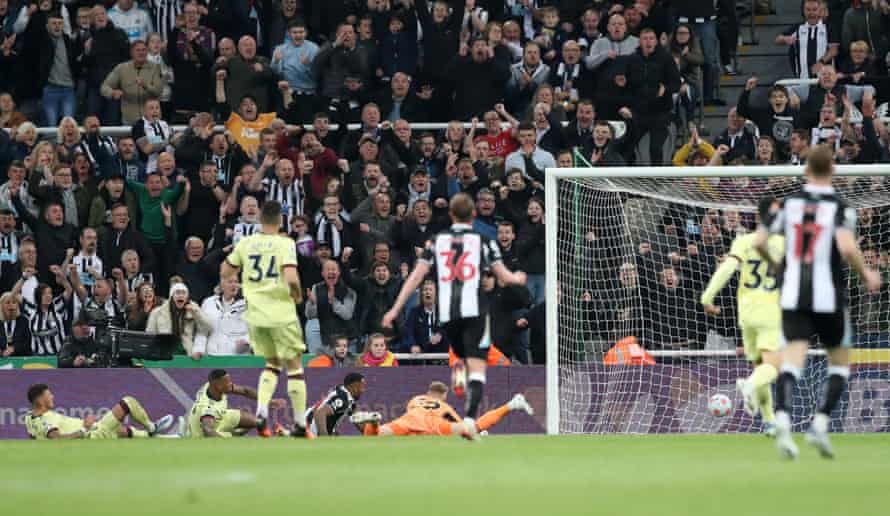Arsenals Ben White (links) erzielt sein eigenes Tor und das erste von Newcastle United.