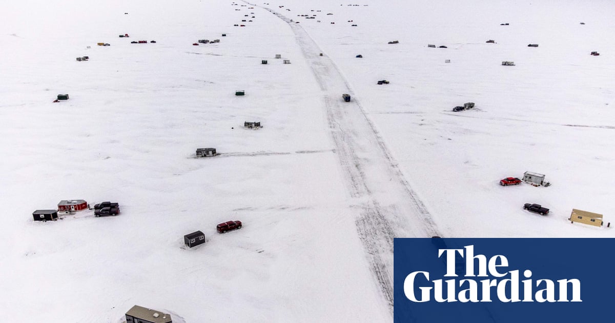 Ледено парче се откъсна от брега засядайки 122 зимни риболовци