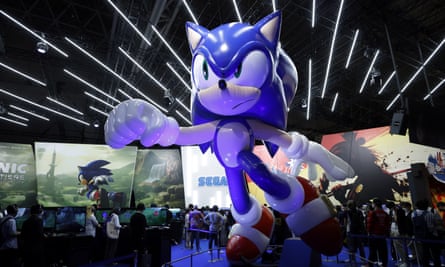 An inflatable figurine of Sonic the Hedgehog, created by Yuji Naka.