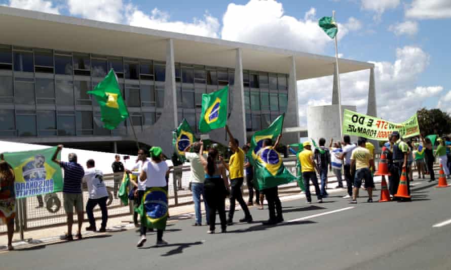 Supporters of Jair Bolsonaro protest against the recommendations for social isolation