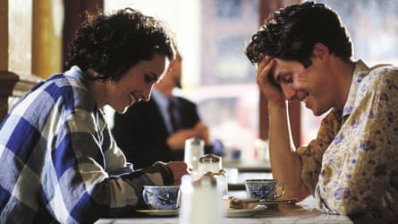 Andie MacDowell y Hugh Grant en cuatro bodas.