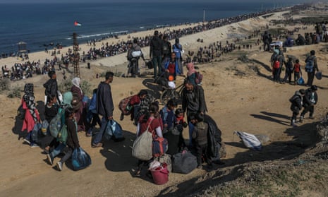 Palestinian people leave southern Gaza to return to the north.