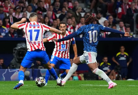 David Hancko steps on Eberechi Eze’s foot