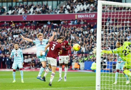Zian Flemming scores Burnley’s first goal against West Ham.