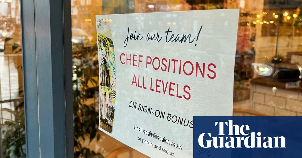 Staff shortages: small restaurants forced to offer £1,000 sign-on bonuses