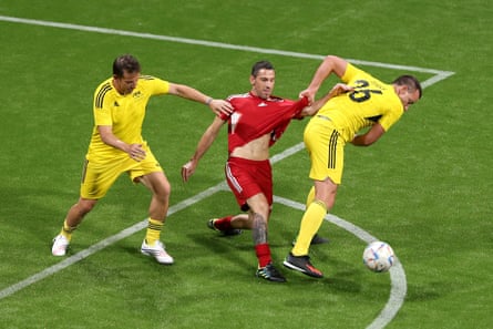 La légende de la Fifa John Terry, à droite, se bat pour le ballon avec son coéquipier des European Wolves Alessandro Del Piero, à gauche, et Maxi Rodríguez des Panthers sud-américains.
