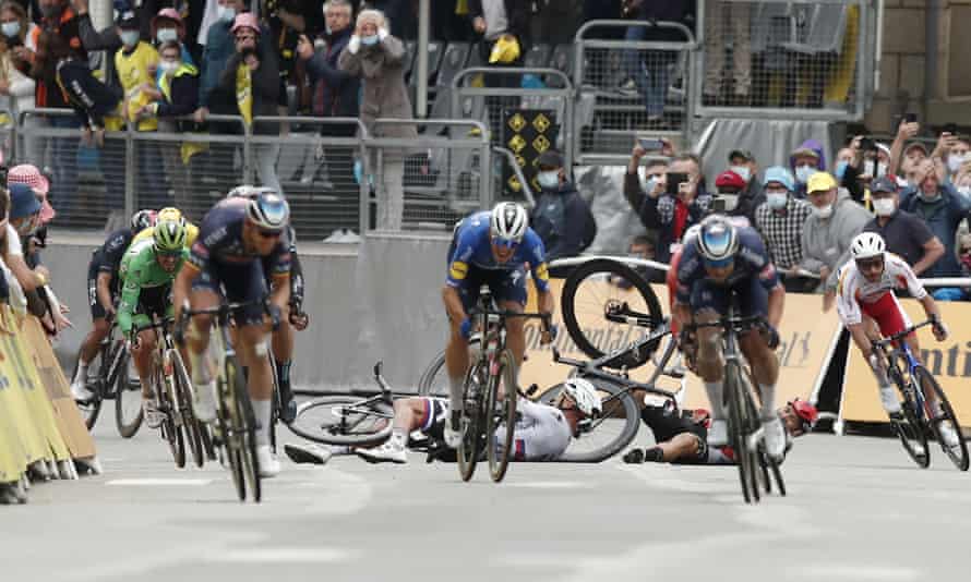 Peter Sagan et Caleb Evan accélérant vers la ligne d'arrivée de la troisième étape du Tour de France à Pontiv