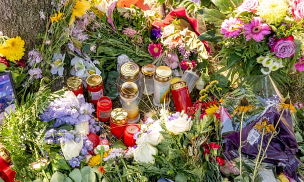 Homenagens deixadas após o corpo de uma mulher de 23 anos ser encontrado em Ingolstadt, sul da Alemanha, em 17 de agosto de 2022. Foto: Peter Kneffel/dpa