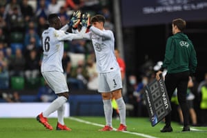 A ‘keeper swap for Chelsea ahead of the shoot-out.