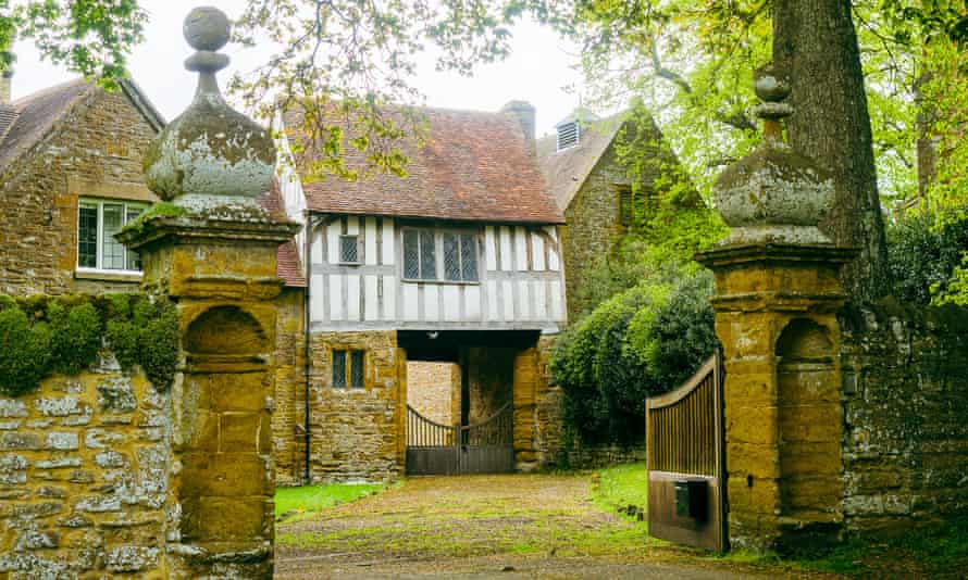 The half-timbered gatehouse of the manor at Ashby St Ledgers