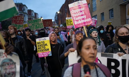 Manifestanti antirazzisti a Birmingham.