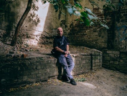 Gamlet sits on a low wall underneath a tree