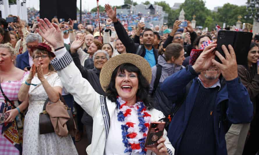 Las multitudes reaccionan cuando la reina Isabel II de Gran Bretaña aparece en el balcón del Palacio de Buckingham.