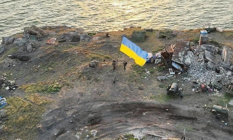 Personal de servicio ucraniano plantando una bandera nacional en la Isla de las Serpientes en el Mar Negro.