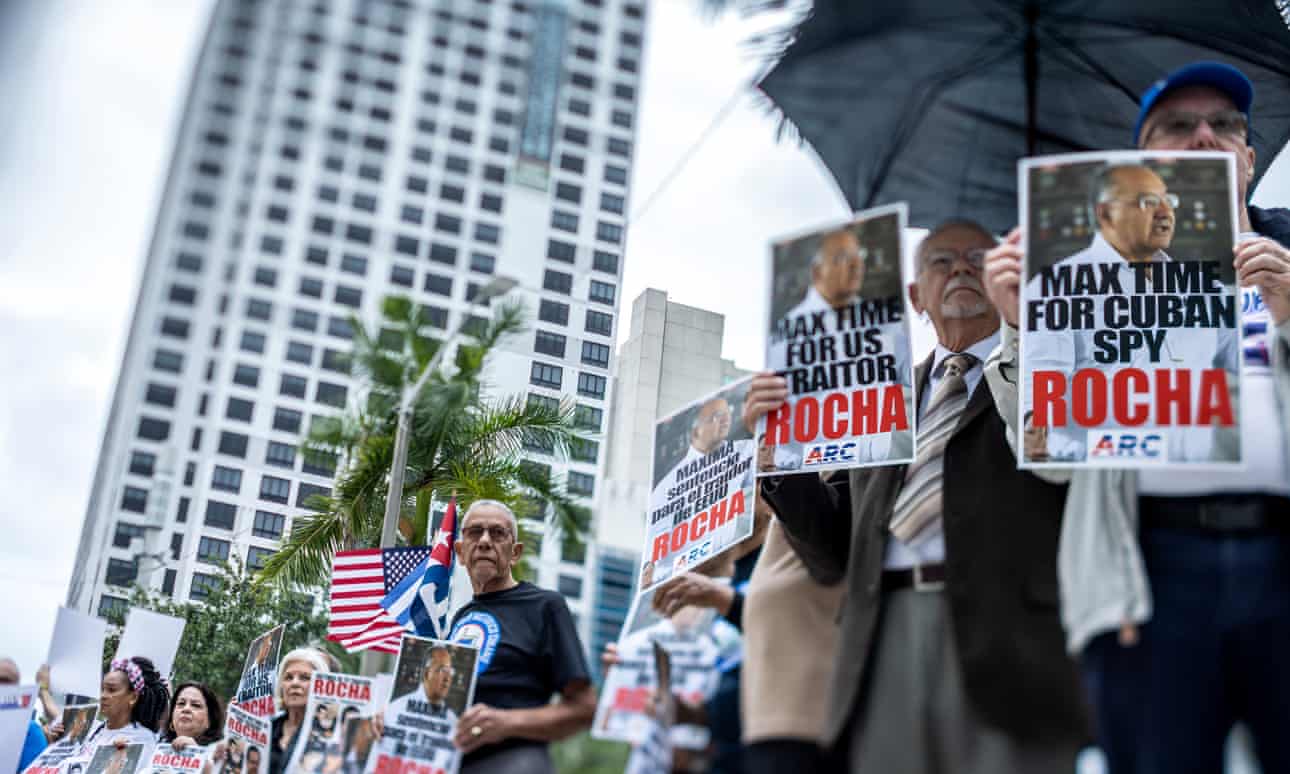 Ex embajador de Estados Unidos condenado a 15 años de prisión por actuar como agente secreto para Cuba.