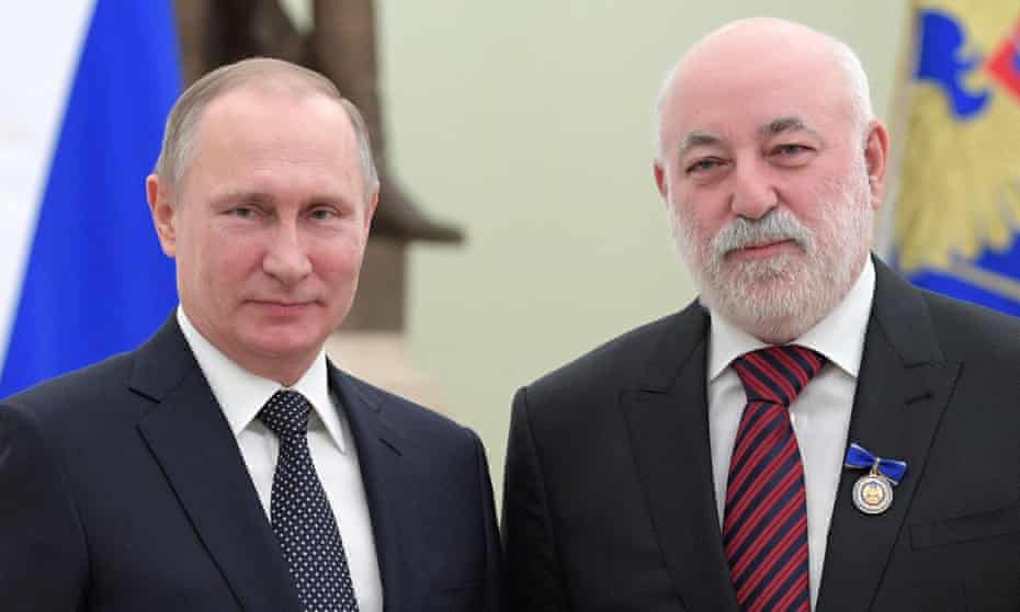 Vladimir Putin with Viktor Vekselberg during an award ceremony at the Kremlin in 2017. Vekselberg has not been sanctioned by Australia over Russia’s invasion of Ukraine