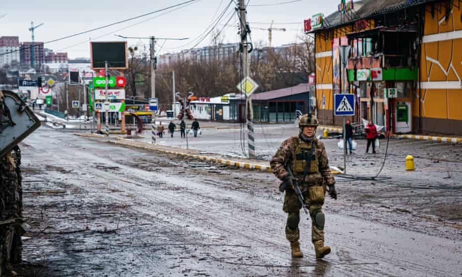 «Η Δύση θα πρέπει να υποστηρίξει μια ειρηνευτική συμφωνία και την αποχώρηση της Ρωσίας με την προσφορά στη Ρωσία να άρει όλες τις νέες κυρώσεις».