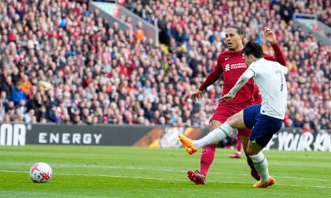 Son Heung-min Tottenham, kanan, mencetak gol kedua timnya.