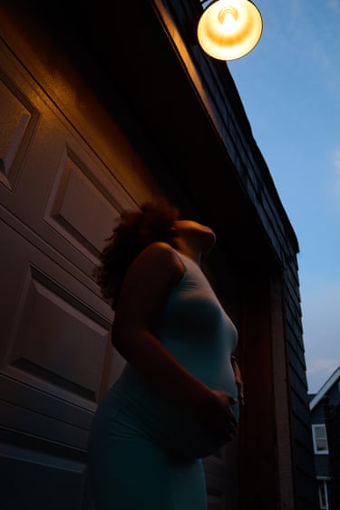 زنی که به بالا نگاه میکند