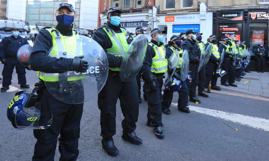 Des agents montent la garde lors de la manifestation «Kill the Bill» à Bristol.