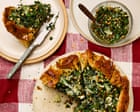 Una Nuova Interpretazione della Spanakopita: La Ricetta di Meera Sodha per la Galette di Spinaci e Feta con Salsa di Limone e Pinoli