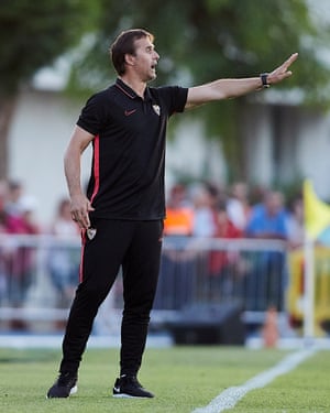 Julen Lopetegui leads Sevilla against Reading.