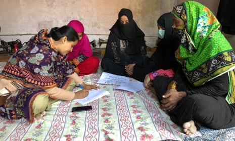 Home-based workers officially register as workers in Sindh province, Pakistan. Their new status will allow them to receive numerous benefits.