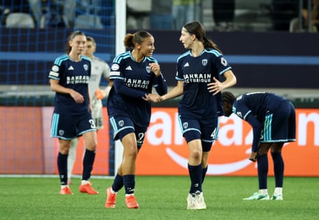 Maeline Mendy comemora o segundo gol com Kaja Korosec