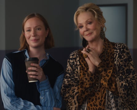 Ava (Hannah Einbinder, left) and Deborah (Jean Smart).