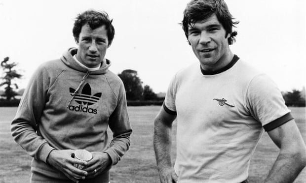 Terry Neill, à gauche, avec Malcolm MacDonald en 1976.