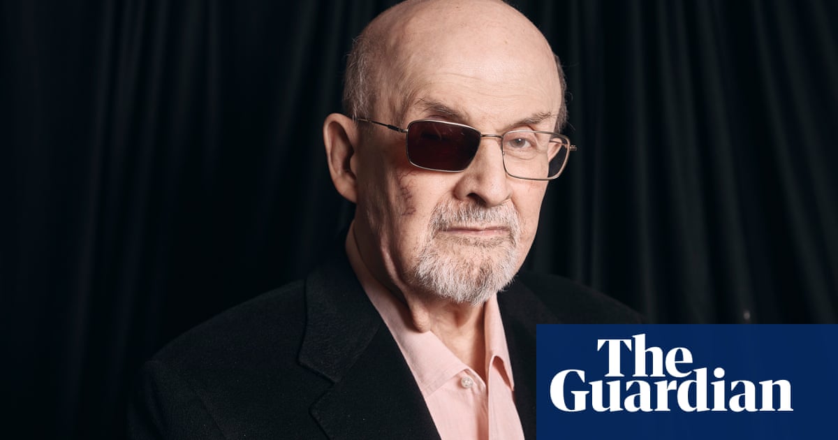 Salman Rushdie declara en el juicio por apuñalamiento: “Se me ocurrió claramente que estaba muriendo” | Salman Rushdie Salman Rushdie declara en el juicio por apuñalamiento: “Se me ocurrió claramente que estaba muriendo” | Salman Rushdie