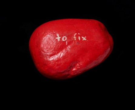 This hand-painted ‘to fix’ pebble sat atop piles of le Carré’s writing to indicate further work needed.