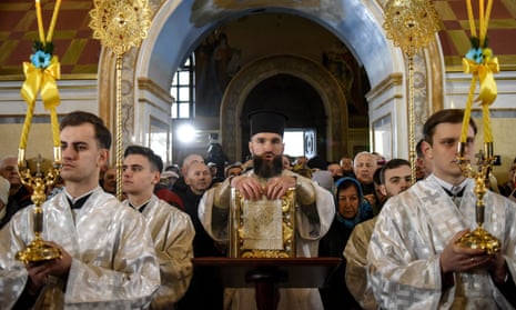 Sacerdotes participam do serviço divino de Natal celebrado pelo Metropolita Epifânio, chefe da Igreja Ortodoxa da Ucrânia, na Catedral da Assunção em Kyiv-Pechersk Lavra em Kyiv, Ucrânia, 07 de janeiro de 2023.
