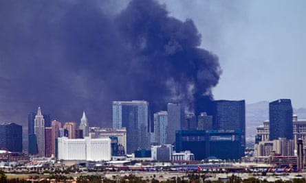 Fire At Las Vegas Hotel S 14th Floor Pool Creates Spectacular Plume Of Smoke Las Vegas The Guardian