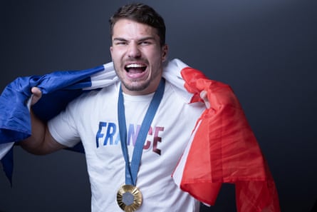 Antoine Dupont shows off his men’s rugby sevens gold medal.