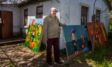 مولداویف با چند نقاشی بیرون از خانه اش