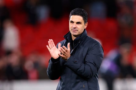 Mikel Arteta applauds the fans