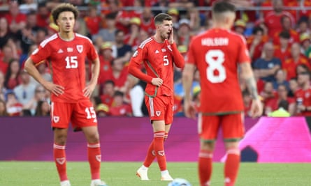 Les joueurs du Pays de Galles réagissent après avoir concédé un quatrième but à l'Arménie