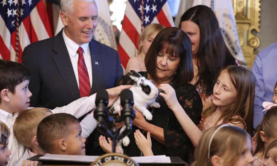 Mike Pence and his wife, Karen Pence, let children pet Marlon Bundo in 2017. 