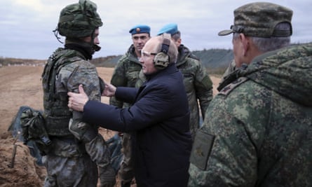 Vladimir Putin bir askerle konuşuyor 
