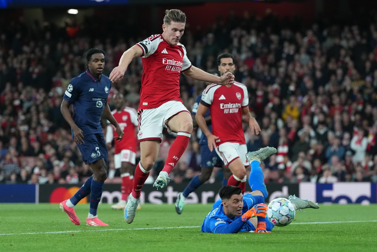 Berke Özer saves in front of Viktor Gyökeres during Arsenal's 3–0 win over Lille
