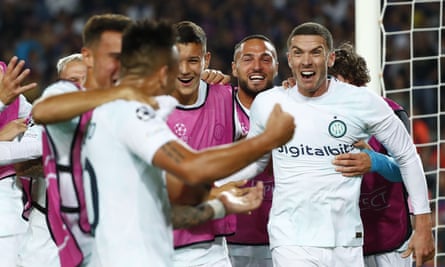 Robin Goossens (vpravo) oslavuje so svojimi spoluhráčmi po strelení tretieho gólu Interu z protiútoku.