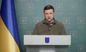 Ο Πρόεδρος της Ουκρανίας Volodymyr Zelenskiy μιλάει κατά τη διάρκεια βιντεοφωνίας στο Κίεβο της Ουκρανίας, 6 Μαρτίου 2022.