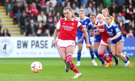Katie McCabe mendapat penalti di babak pertama yang diselamatkan oleh kiper Leicester, Janina Leitzig.