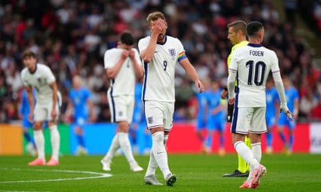 Harry Kane phản ứng sau khi Jon Dagur Thorsteinsson ghi bàn ấn định chiến thắng cho Iceland.