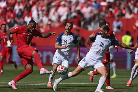 Cyle Larin, do Canadá, acerta a bola para restaurar a paridade.