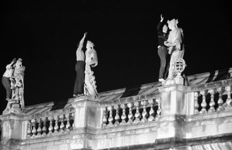 إحدى الصور الفوتوغرافية التي التقطها جون بولمر للطلاب وهم يتسلقون ليلاً على سطح أحد المباني التاريخية بجامعة كامبريدج، حوالي يونيو 1959.