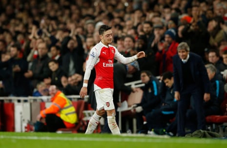 Mesut Özil leaves the field, receiving a standing ovation.